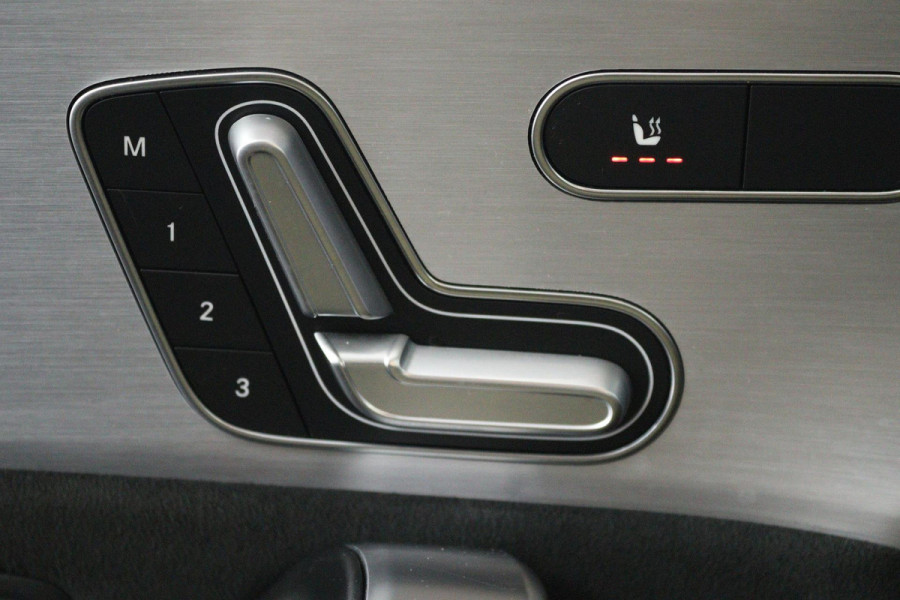 Mercedes-Benz A-Klasse 180 Business Solution AMG (PANORAMADAK, STOELVERWARMING, ELEKTRISCHE STOELEN-, SFEERVERLICHTING, NL-AUTO)