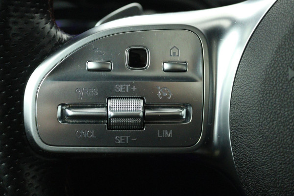 Mercedes-Benz A-Klasse 180 Business Solution AMG (PANORAMADAK, STOELVERWARMING, ELEKTRISCHE STOELEN-, SFEERVERLICHTING, NL-AUTO)