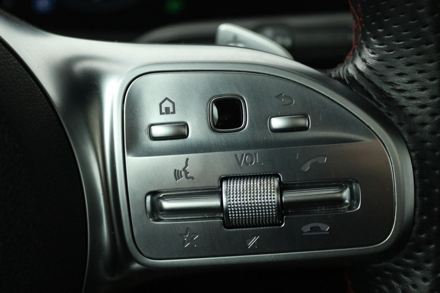 Mercedes-Benz A-Klasse 180 Business Solution AMG (PANORAMADAK, STOELVERWARMING, ELEKTRISCHE STOELEN-, SFEERVERLICHTING, NL-AUTO)