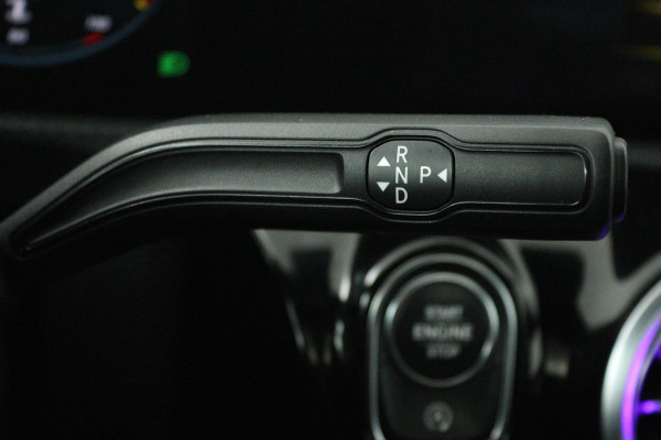 Mercedes-Benz A-Klasse 180 Business Solution AMG (PANORAMADAK, STOELVERWARMING, ELEKTRISCHE STOELEN-, SFEERVERLICHTING, NL-AUTO)