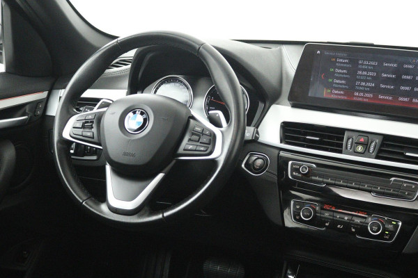 BMW X1 SDrive20i VDL Nedcar Edition (PANORAMADAK, ACHTERUITRIJCAMERA, STOELVERWARMING, DEALER ONDERHOUDEN)