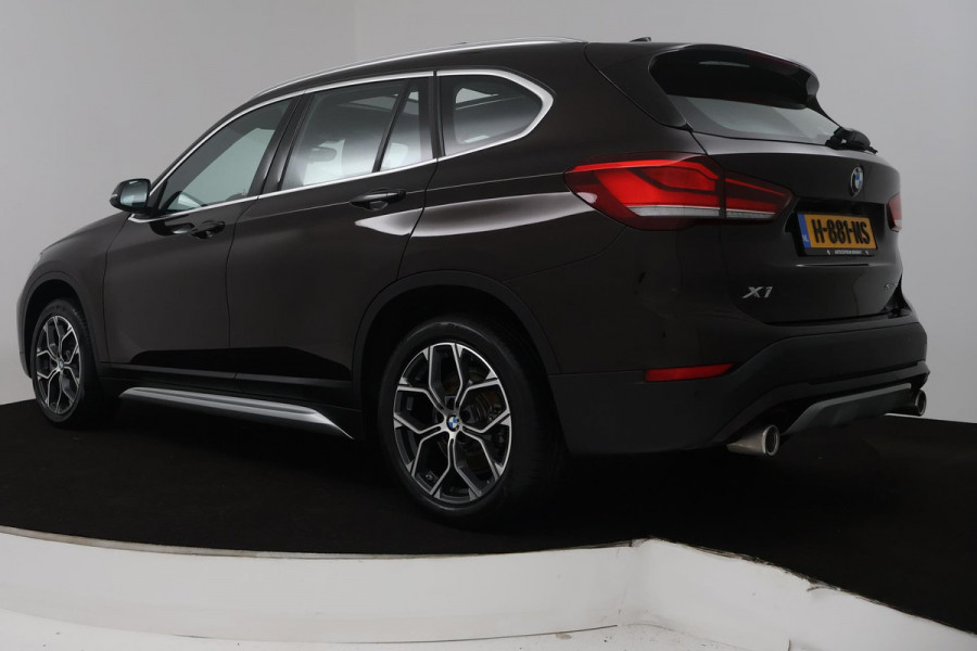 BMW X1 SDrive20i VDL Nedcar Edition (PANORAMADAK, ACHTERUITRIJCAMERA, STOELVERWARMING, DEALER ONDERHOUDEN)