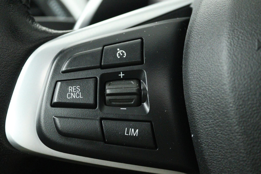 BMW X1 SDrive20i VDL Nedcar Edition (PANORAMADAK, ACHTERUITRIJCAMERA, STOELVERWARMING, DEALER ONDERHOUDEN)