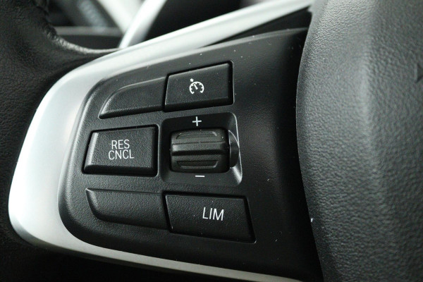 BMW X1 SDrive20i VDL Nedcar Edition (PANORAMADAK, ACHTERUITRIJCAMERA, STOELVERWARMING, DEALER ONDERHOUDEN)