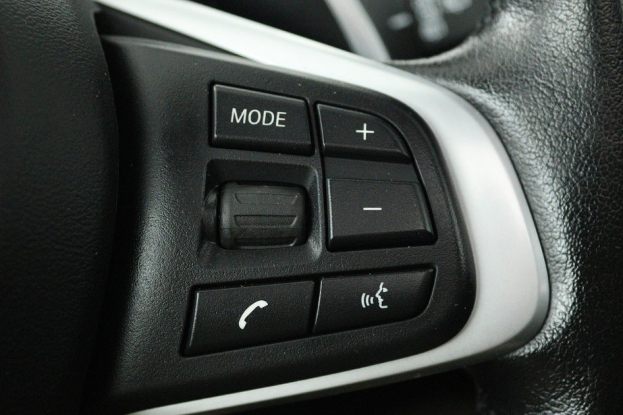 BMW X1 SDrive20i VDL Nedcar Edition (PANORAMADAK, ACHTERUITRIJCAMERA, STOELVERWARMING, DEALER ONDERHOUDEN)