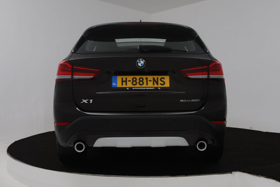 BMW X1 SDrive20i VDL Nedcar Edition (PANORAMADAK, ACHTERUITRIJCAMERA, STOELVERWARMING, DEALER ONDERHOUDEN)