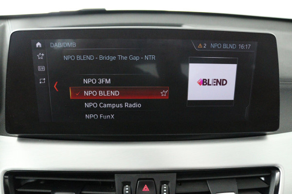 BMW X1 SDrive20i VDL Nedcar Edition (PANORAMADAK, ACHTERUITRIJCAMERA, STOELVERWARMING, DEALER ONDERHOUDEN)