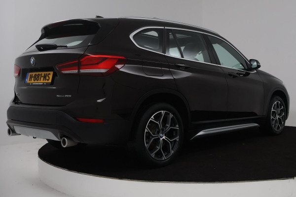 BMW X1 SDrive20i VDL Nedcar Edition (PANORAMADAK, ACHTERUITRIJCAMERA, STOELVERWARMING, DEALER ONDERHOUDEN)