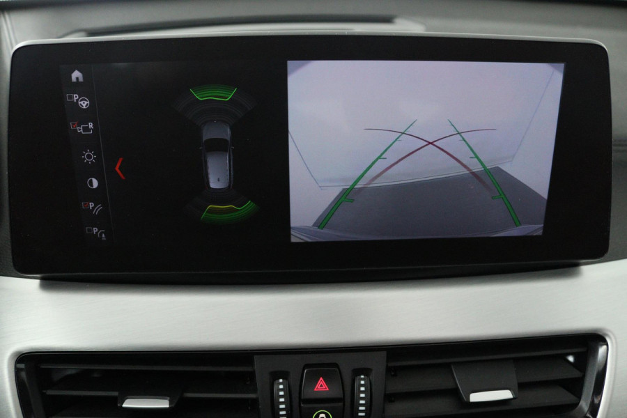 BMW X1 SDrive20i VDL Nedcar Edition (PANORAMADAK, ACHTERUITRIJCAMERA, STOELVERWARMING, DEALER ONDERHOUDEN)