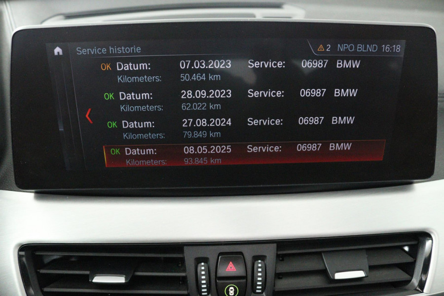 BMW X1 SDrive20i VDL Nedcar Edition (PANORAMADAK, ACHTERUITRIJCAMERA, STOELVERWARMING, DEALER ONDERHOUDEN)