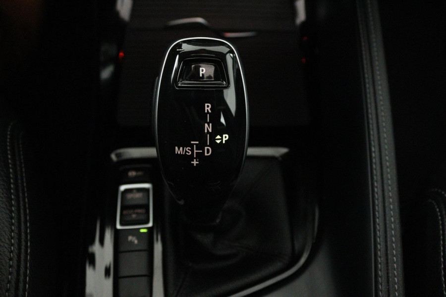 BMW X1 SDrive20i VDL Nedcar Edition (PANORAMADAK, ACHTERUITRIJCAMERA, STOELVERWARMING, DEALER ONDERHOUDEN)