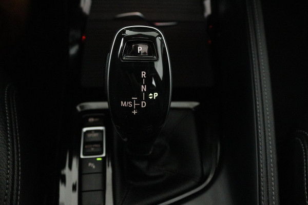 BMW X1 SDrive20i VDL Nedcar Edition (PANORAMADAK, ACHTERUITRIJCAMERA, STOELVERWARMING, DEALER ONDERHOUDEN)