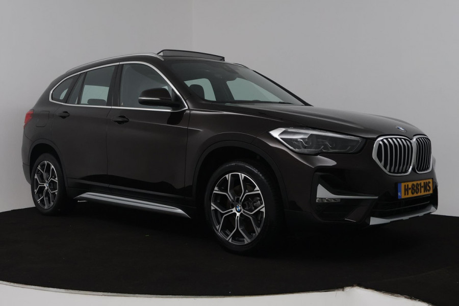 BMW X1 SDrive20i VDL Nedcar Edition (PANORAMADAK, ACHTERUITRIJCAMERA, STOELVERWARMING, DEALER ONDERHOUDEN)