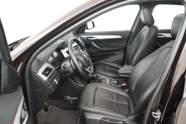 BMW X1 SDrive20i VDL Nedcar Edition (PANORAMADAK, ACHTERUITRIJCAMERA, STOELVERWARMING, DEALER ONDERHOUDEN)