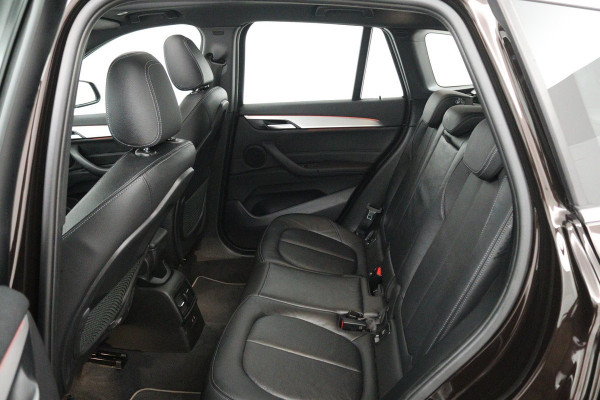 BMW X1 SDrive20i VDL Nedcar Edition (PANORAMADAK, ACHTERUITRIJCAMERA, STOELVERWARMING, DEALER ONDERHOUDEN)