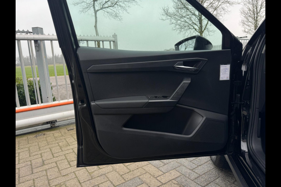 Seat Arona 1.0 TSI Style Business Intense CAMERA / NAVIGATIE / ADAPT. CRUISE / 4-SEIZ BANDEN / HOGE INSTAP /PDC RONDOM / BLINDSPOT