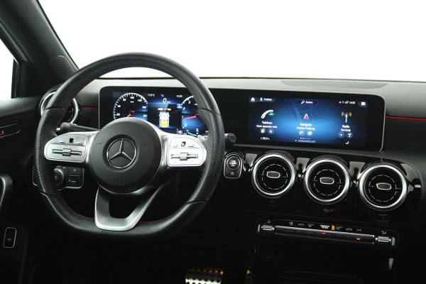 Mercedes-Benz A-Klasse 180 Business Solution AMG (PANORAMADAK, STOELVERWARMING, ACHTERUITRIJCAMERA, PARKEERSENSOREN)