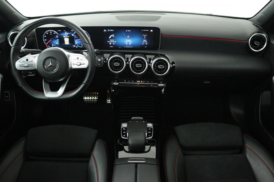 Mercedes-Benz A-Klasse 180 Business Solution AMG (PANORAMADAK, STOELVERWARMING, ACHTERUITRIJCAMERA, PARKEERSENSOREN)