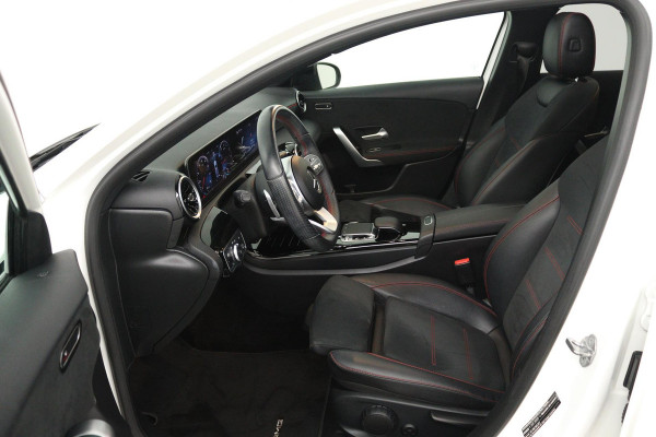 Mercedes-Benz A-Klasse 180 Business Solution AMG (PANORAMADAK, STOELVERWARMING, ACHTERUITRIJCAMERA, PARKEERSENSOREN)