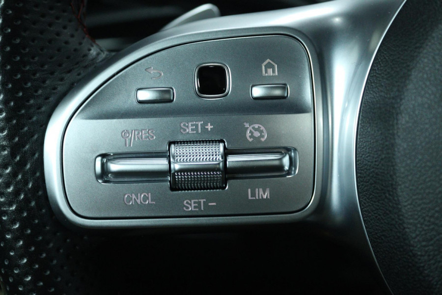 Mercedes-Benz A-Klasse 180 Business Solution AMG (PANORAMADAK, STOELVERWARMING, ACHTERUITRIJCAMERA, PARKEERSENSOREN)