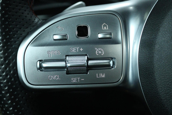 Mercedes-Benz A-Klasse 180 Business Solution AMG (PANORAMADAK, STOELVERWARMING, ACHTERUITRIJCAMERA, PARKEERSENSOREN)