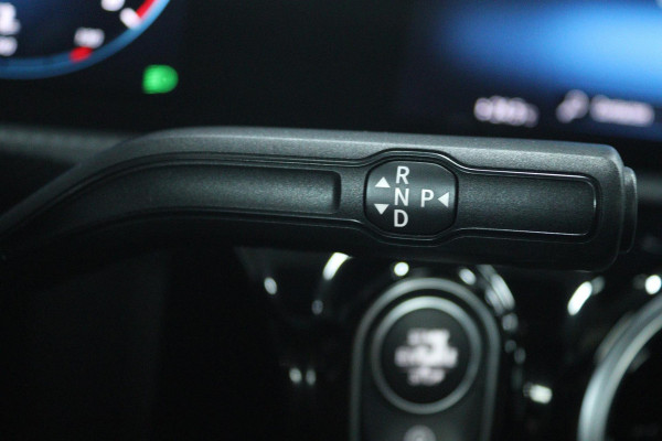 Mercedes-Benz A-Klasse 180 Business Solution AMG (PANORAMADAK, STOELVERWARMING, ACHTERUITRIJCAMERA, PARKEERSENSOREN)