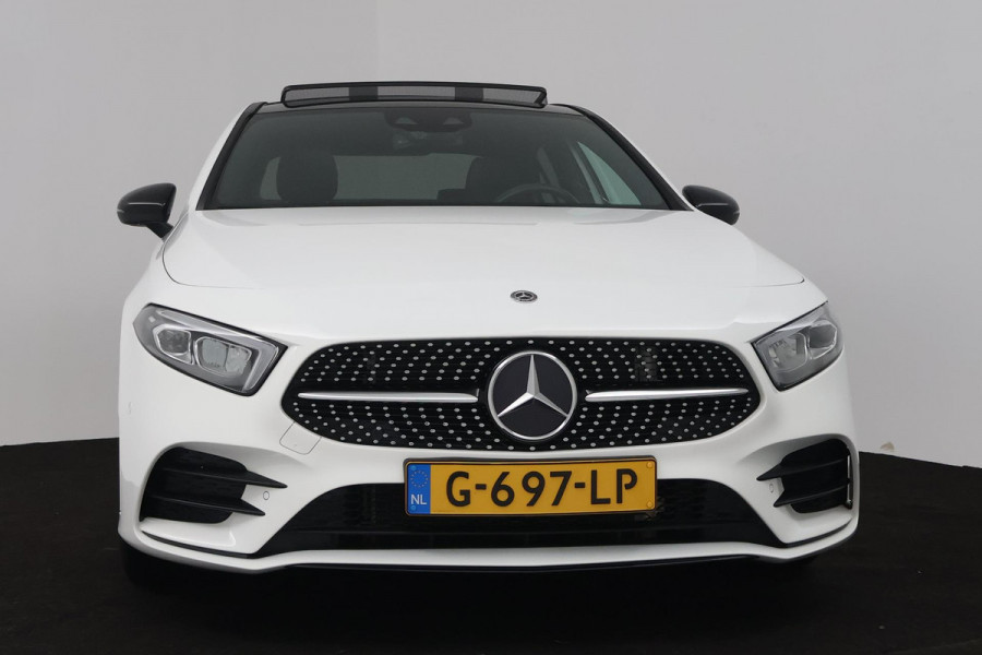 Mercedes-Benz A-Klasse 180 Business Solution AMG (PANORAMADAK, STOELVERWARMING, ACHTERUITRIJCAMERA, PARKEERSENSOREN)