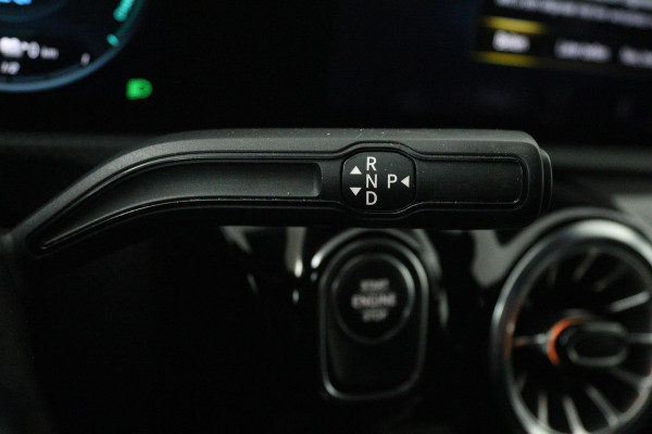Mercedes-Benz A-Klasse 250 e Business Solution AMG Limited (SFEERVERLICHTING, STOELVERWARMING, ACHTERUITRIJCAMERA, SENSOREN)