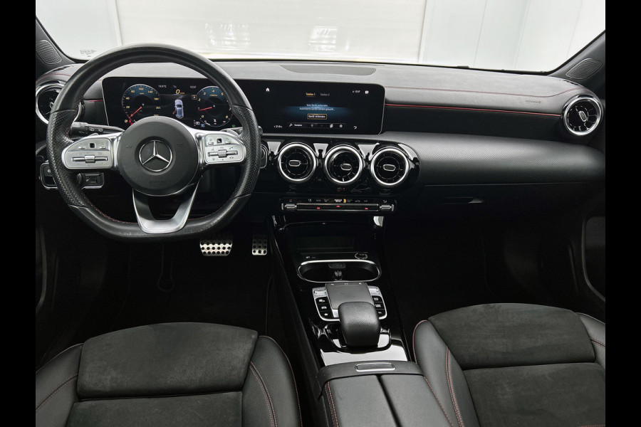 Mercedes-Benz A-Klasse 180 Premium AMG-Line(Dealer OnderH, Panorama, Lane Assist, StoelV, Carplay, Navi, Climate Con, Etc)