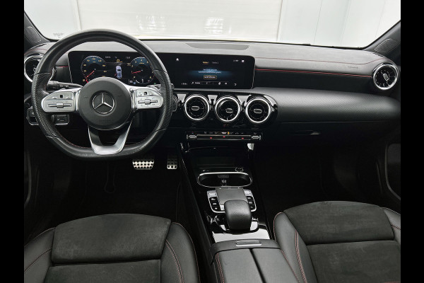 Mercedes-Benz A-Klasse 180 Premium AMG-Line(Dealer OnderH, Panorama, Lane Assist, StoelV, Carplay, Navi, Climate Con, Etc)