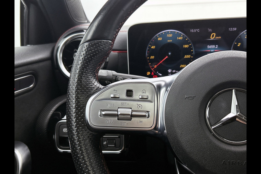 Mercedes-Benz A-Klasse 180 Premium AMG-Line(Dealer OnderH, Panorama, Lane Assist, StoelV, Carplay, Navi, Climate Con, Etc)
