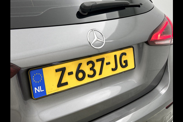 Mercedes-Benz A-Klasse 180 Premium AMG-Line(Dealer OnderH, Panorama, Lane Assist, StoelV, Carplay, Navi, Climate Con, Etc)