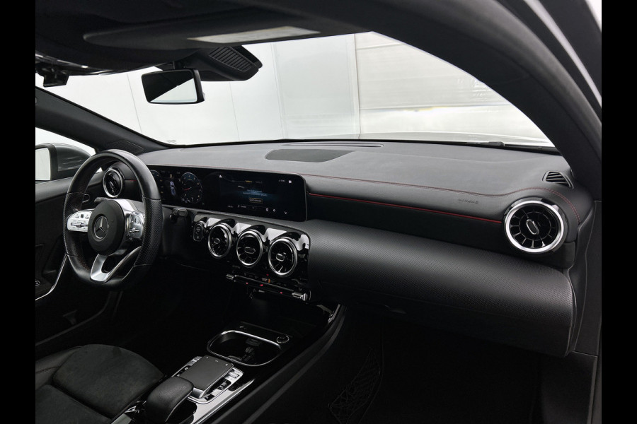 Mercedes-Benz A-Klasse 180 Premium AMG-Line(Dealer OnderH, Panorama, Lane Assist, StoelV, Carplay, Navi, Climate Con, Etc)