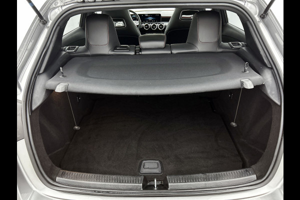Mercedes-Benz A-Klasse 180 Premium AMG-Line(Dealer OnderH, Panorama, Lane Assist, StoelV, Carplay, Navi, Climate Con, Etc)
