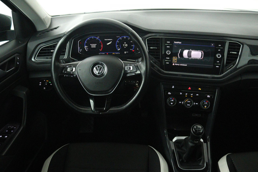 Volkswagen T-Roc 1.5 TSI Sport (PANORAMADAK, TREKHAAK, DIGITALE COCKPIT, CRUISE ADAPTIEF, ACHTERUITRIJCAMERA, SENSOREN)
