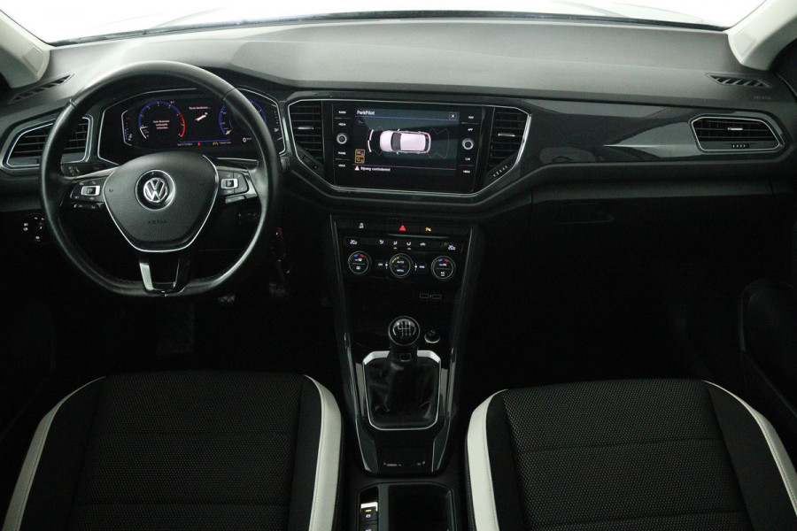 Volkswagen T-Roc 1.5 TSI Sport (PANORAMADAK, TREKHAAK, DIGITALE COCKPIT, CRUISE ADAPTIEF, ACHTERUITRIJCAMERA, SENSOREN)