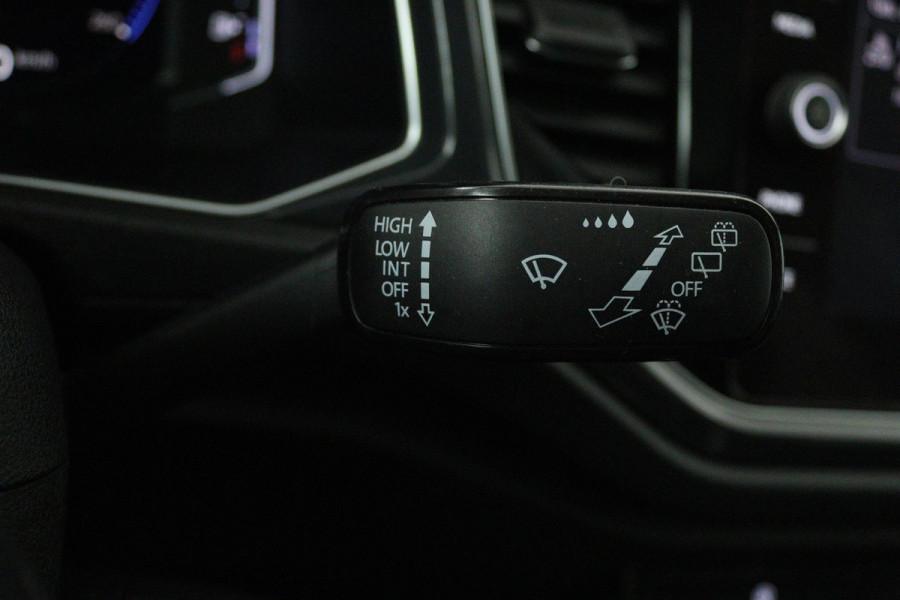 Volkswagen T-Roc 1.5 TSI Sport (PANORAMADAK, TREKHAAK, DIGITALE COCKPIT, CRUISE ADAPTIEF, ACHTERUITRIJCAMERA, SENSOREN)