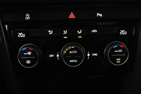 Volkswagen T-Roc 1.5 TSI Sport (PANORAMADAK, TREKHAAK, DIGITALE COCKPIT, CRUISE ADAPTIEF, ACHTERUITRIJCAMERA, SENSOREN)