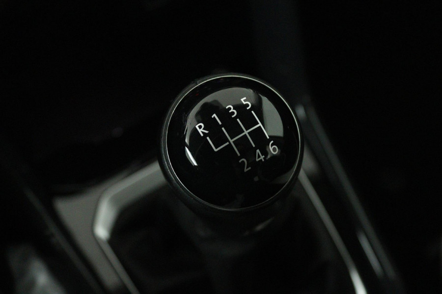 Volkswagen T-Roc 1.5 TSI Sport (PANORAMADAK, TREKHAAK, DIGITALE COCKPIT, CRUISE ADAPTIEF, ACHTERUITRIJCAMERA, SENSOREN)