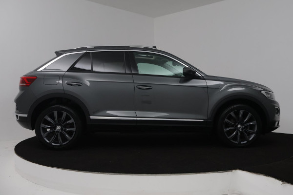 Volkswagen T-Roc 1.5 TSI Sport (PANORAMADAK, TREKHAAK, DIGITALE COCKPIT, CRUISE ADAPTIEF, ACHTERUITRIJCAMERA, SENSOREN)