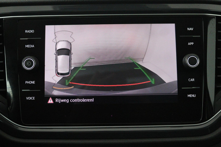 Volkswagen T-Roc 1.5 TSI Sport (PANORAMADAK, TREKHAAK, DIGITALE COCKPIT, CRUISE ADAPTIEF, ACHTERUITRIJCAMERA, SENSOREN)