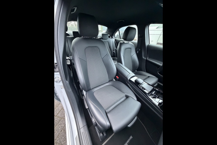 Mercedes-Benz A-Klasse 220 Advantage (Automatische Airco - Navigatie - LED - Stoelverwarming - Camera - Parkeersensoren V+A)
