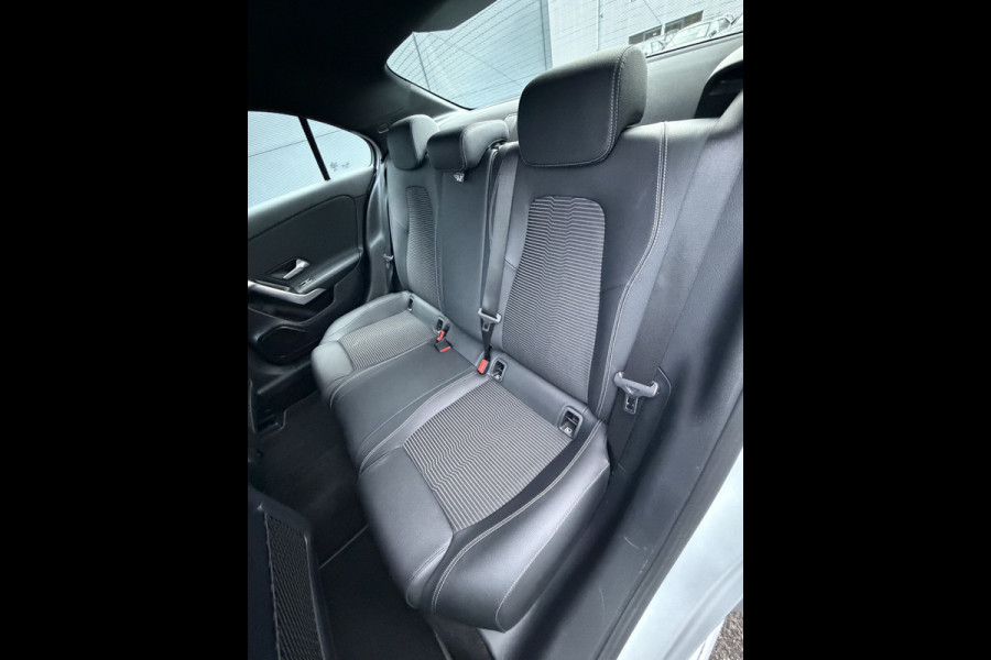 Mercedes-Benz A-Klasse 220 Advantage (Automatische Airco - Navigatie - LED - Stoelverwarming - Camera - Parkeersensoren V+A)