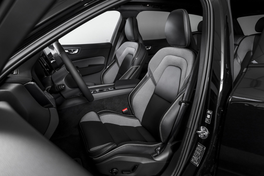 Volvo XC60 2.0 T6 Plug-in hybrid AWD Plus Black Edition - Facelift MY26 | Lighting Pack | 360 Camera | Dig. Cockpit | Adapt. Cruise | Elek. Klep | Stoel-+Stuurverw. | Harman/Kardon | NAV+App. Connect | ECC | LM 21" | 7432