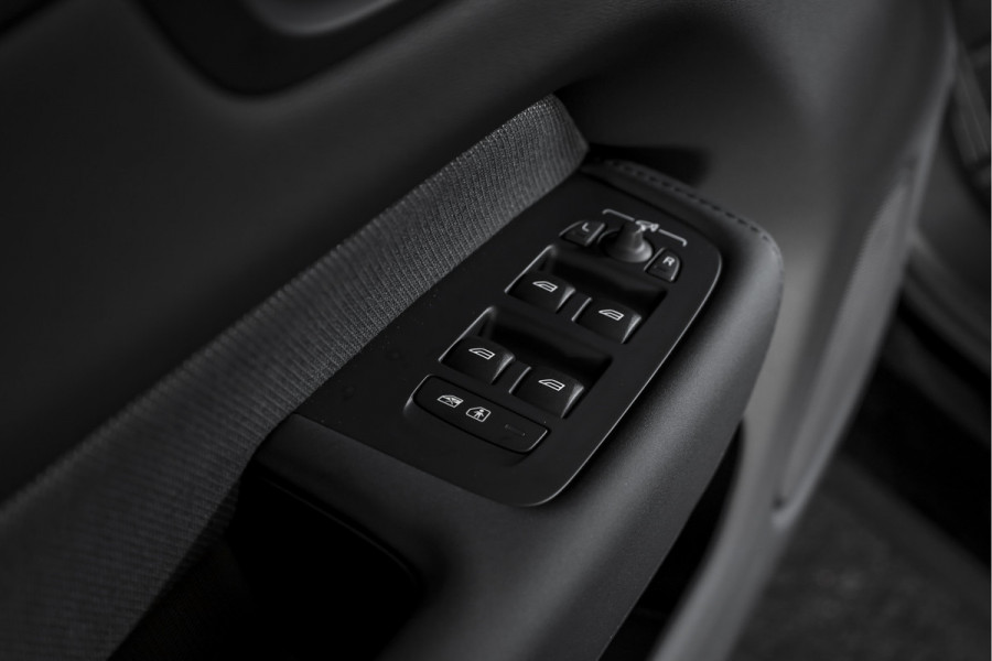 Volvo XC60 2.0 T6 Plug-in hybrid AWD Plus Black Edition - Facelift MY26 | Lighting Pack | 360 Camera | Dig. Cockpit | Adapt. Cruise | Elek. Klep | Stoel-+Stuurverw. | Harman/Kardon | NAV+App. Connect | ECC | LM 21" | 7432