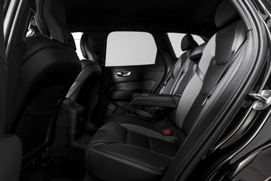 Volvo XC60 2.0 T6 Plug-in hybrid AWD Plus Black Edition - Facelift MY26 | Lighting Pack | 360 Camera | Dig. Cockpit | Adapt. Cruise | Elek. Klep | Stoel-+Stuurverw. | Harman/Kardon | NAV+App. Connect | ECC | LM 21" | 7432