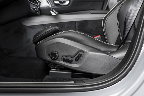 Volvo XC60 2.0 T8 Plug-in hybrid AWD Ultra Black Edition Facelift | Luchtvering | Harmon Kardon | S/K Panodak | Dig.Cockpit | Adapt.Cruise | Stoel-+Stuurverw. | 360 Camera | NAV+App.Connect | Auto.Airco | LM 21" | 5090