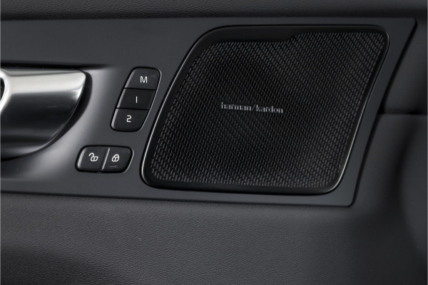 Volvo XC60 2.0 T8 Plug-in hybrid AWD Ultra Black Edition Facelift | Luchtvering | Harmon Kardon | S/K Panodak | Dig.Cockpit | Adapt.Cruise | Stoel-+Stuurverw. | 360 Camera | NAV+App.Connect | Auto.Airco | LM 21" | 5090