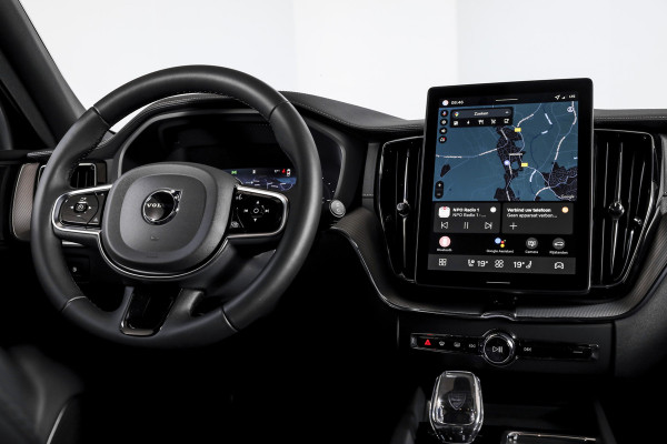 Volvo XC60 2.0 T8 Plug-in hybrid AWD Ultra Black Edition Facelift | Luchtvering | Harmon Kardon | S/K Panodak | Dig.Cockpit | Adapt.Cruise | Stoel-+Stuurverw. | 360 Camera | NAV+App.Connect | Auto.Airco | LM 21" | 5090