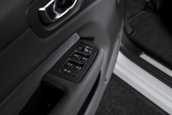 Volvo XC60 2.0 T8 Plug-in hybrid AWD Ultra Black Edition Facelift | Luchtvering | Harmon Kardon | S/K Panodak | Dig.Cockpit | Adapt.Cruise | Stoel-+Stuurverw. | 360 Camera | NAV+App.Connect | Auto.Airco | LM 21" | 5090